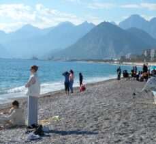 Antalya'da vatandaşlar ile turistler, yılın son gününde denize girdi