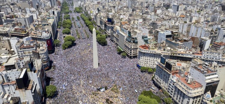 Arjantin'de milli takımlarını bekleyen halk başkent sokaklarını doldurdu