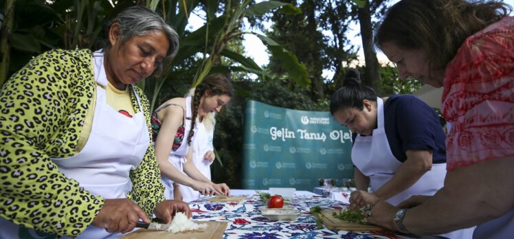 Arjantinliler zeytinyağlı yaprak sarması için kolları sıvadı