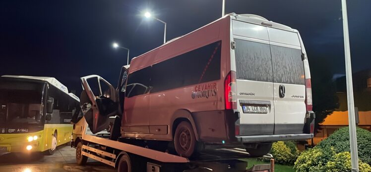 Arnavutköy'de İETT otobüsü ile servis minibüsünün çarpıştığı kazada 14 kişi yaralandı
