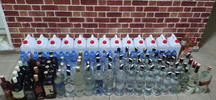 Beyoğlu'nda bir evde sahte alkol satan zanlı yakalandı