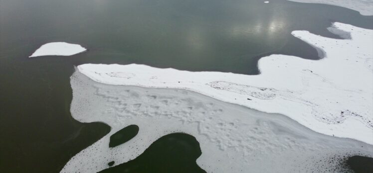 Bolu'da soğukların etkisiyle kısmen donan göl havadan görüntülendi