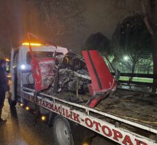 Bursa'da trafik kazasında ikiye bölünen otomobilin sürücüsü hayatını kaybetti