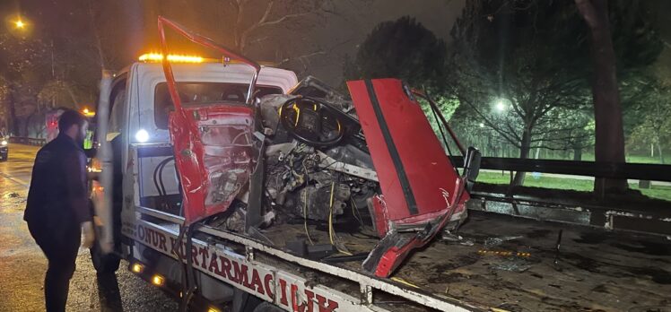 Bursa'da trafik kazasında ikiye bölünen otomobilin sürücüsü hayatını kaybetti