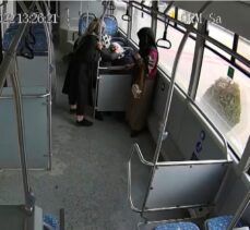 Elazığ’da otobüs şoförü, baygınlık geçiren yaşlı kadını hastaneye götürdü
