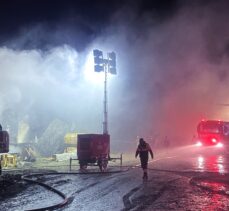 GÜNCELLEME 3 – Eyüpsultan'da fabrikada çıkan yangını söndürme çalışmaları sürüyor