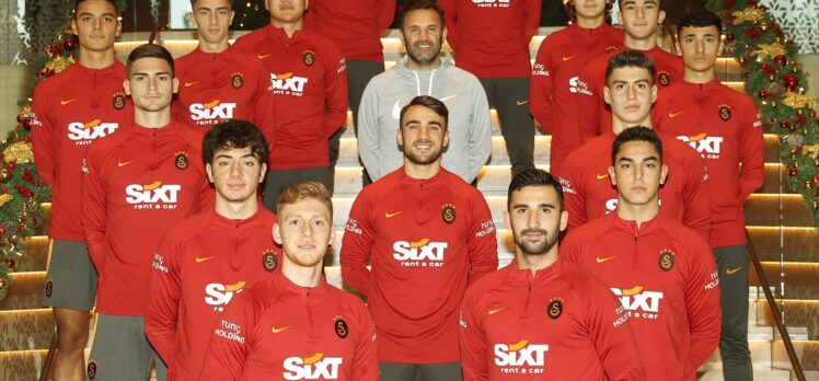Galatasaray Teknik Direktörü Buruk, Antalya'da akademi oyuncuları ile bir araya geldi