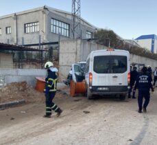 Gaziantep'te servis aracının çaptığı kamyonetin altında kalan 2 işçi öldü