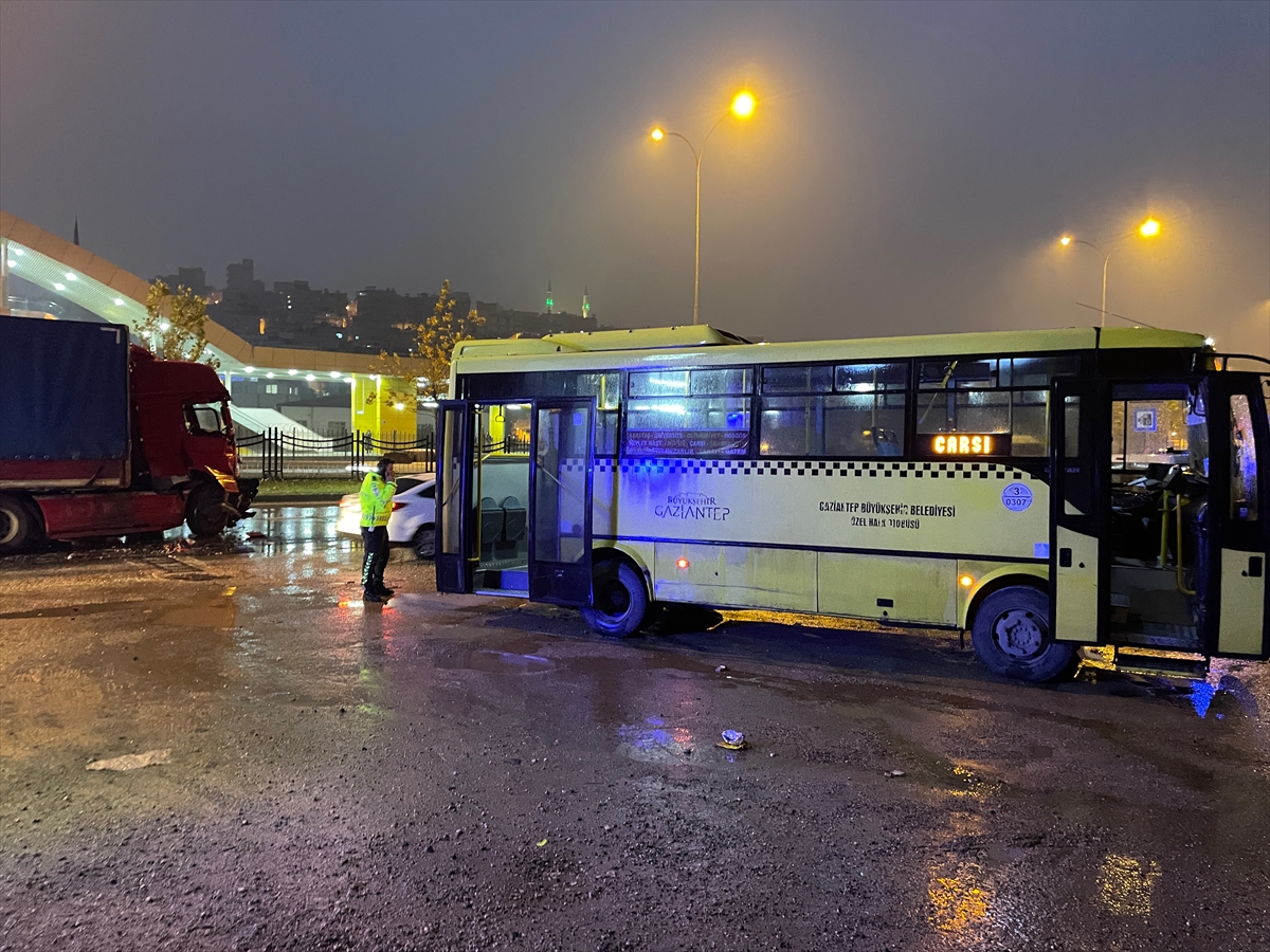 Gaziantep'te zincirleme trafik kazasında 17 kişi yaralandı