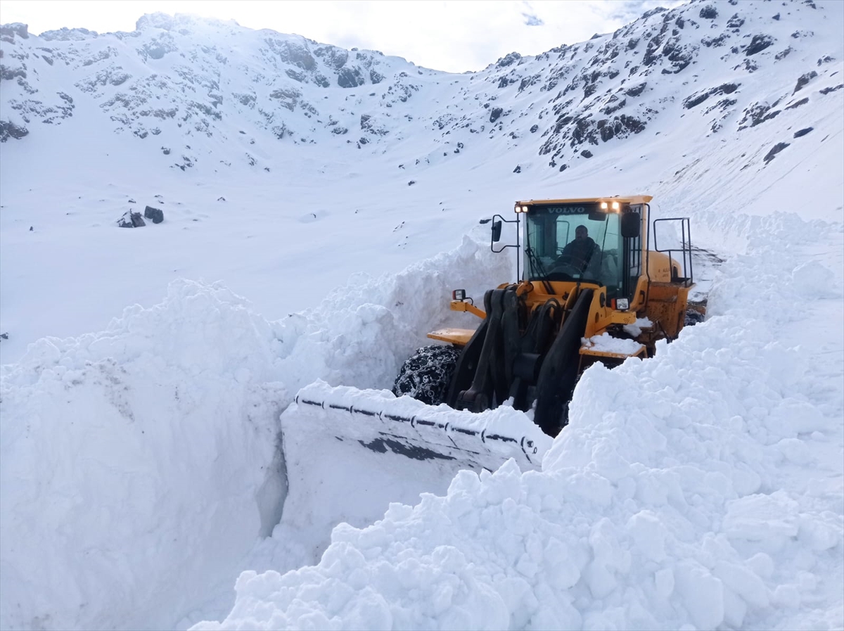 Hakkari'de ekipler üs bölgesi yolunda 4 metreyi bulan karla mücadele ediyor