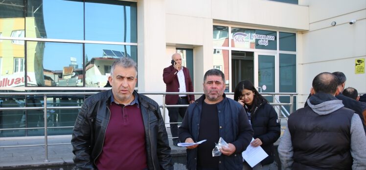Adana ve çevre illerde EYT'li vatandaşlar SGK önlerinde yoğunluk oluşturdu