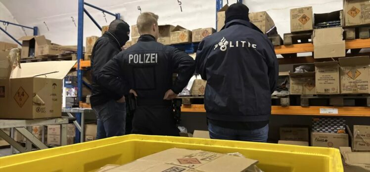 Hollanda ve Almanya polisi, 250 ton yasa dışı havai fişek ele geçirdi