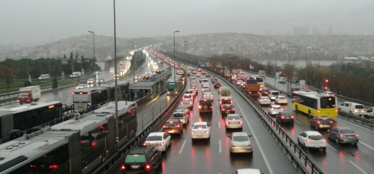 İstanbul'da yağışın da etkisiyle trafik yoğunluğu arttı