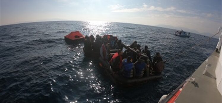 İzmir ve Aydın açıklarında 85 düzensiz göçmen kurtarıldı