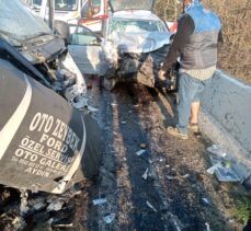 İzmir'de minibüs ile otomobilin çarpıştığı kazada 9 kişi yaralandı