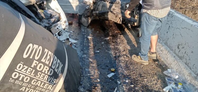 İzmir'de minibüs ile otomobilin çarpıştığı kazada 9 kişi yaralandı