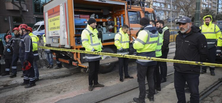 GÜNCELLEME 2- Kabataş-Bağcılar tramvayı raydan çıktı, 4 yolcu yaralandı