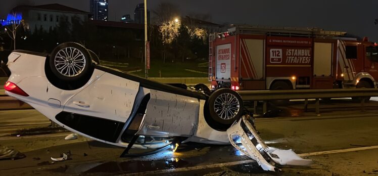 Kadıköy'de sürücü, bariyerlere çarpıp devrilen otomobilden yara almadan kurtuldu