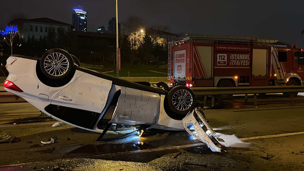 Kadıköy'de sürücü, bariyerlere çarpıp devrilen otomobilden yara almadan kurtuldu