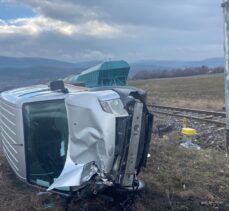 Karabük'te yük treninin çarptığı hafif ticari araçtaki 2 kişi yaralandı