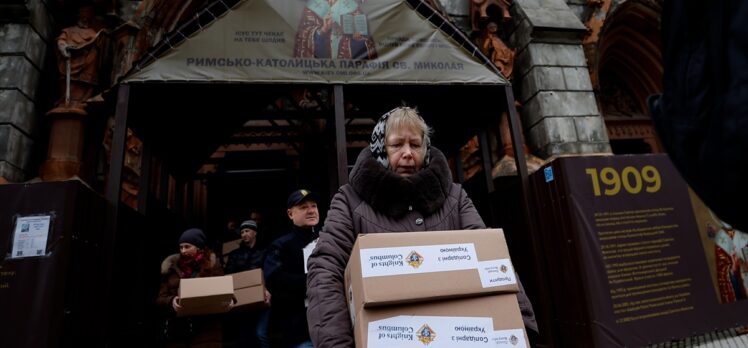 Kiev'de halk, Rus saldırılarının arttığı Herson'a gönderilmek üzere insani yardım topluyor