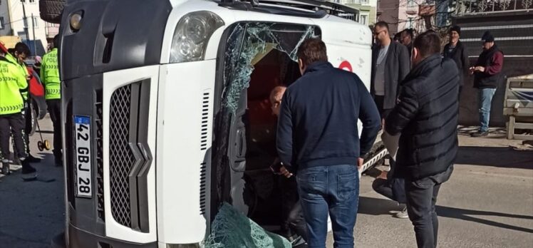 Konya'da öğrenci servisi ile otomobilin çarpışması sonucu 6 kişi yaralandı
