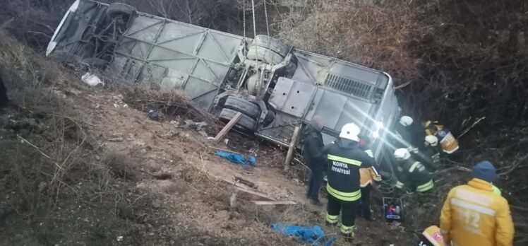 Konya'da yolcu otobüsü devrildi, 15 kişi yaralandı