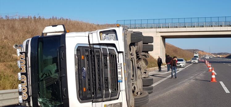 Kuzey Marmara Otoyolu'nda devrilen tırın sürücüsü yaralandı