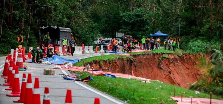 Malezya'da toprak kayması nedeniyle 16 kişi öldü