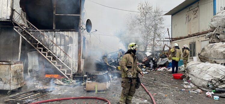 Maltepe'de geri dönüşüm deposundaki konteynerlerde çıkan yangın söndürüldü
