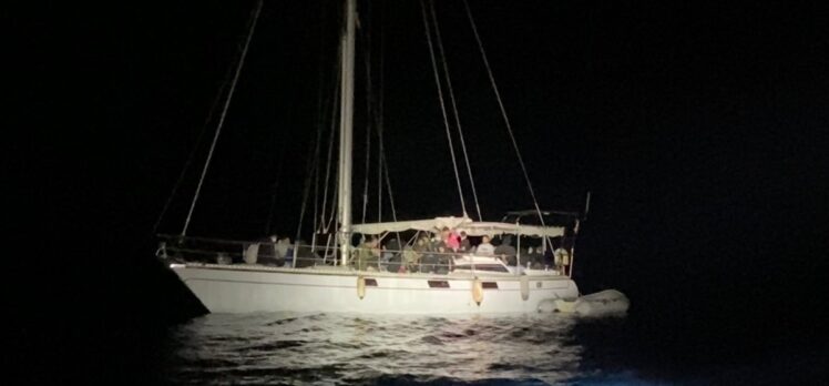Muğla açıklarında yelkenli teknedeki 87 düzensiz göçmen kurtarıldı