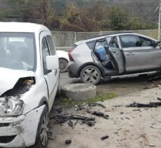 Sakarya'da 3 aracın karıştığı trafik kazasında 7 kişi yaralandı