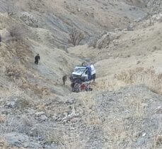 Siirt'te uçuruma yuvarlanan kamyonetteki 2 kişi ağır yaralandı
