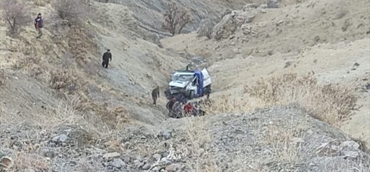 Siirt'te uçuruma yuvarlanan kamyonetteki 2 kişi ağır yaralandı