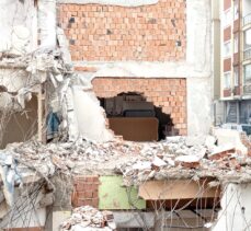 Silivri'de bina yıkımı sırasında bitişik binada hasar oluştu