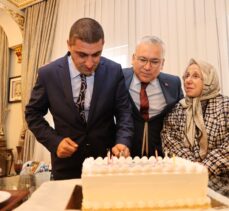 Sivas Valisi Şimşek engelli vatandaşın doğum gününü makamında kutladı