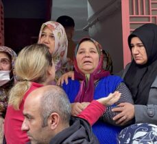 Sultangazi'de evi yanan kadını komşuları teselli etti