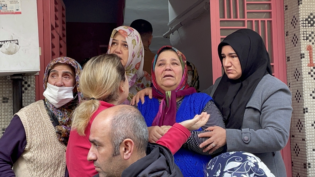 Sultangazi'de evi yanan kadını komşuları teselli etti