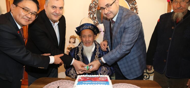 103 yaşındaki Kırgızistan asıllı Ulu'ya sürpriz doğum günü kutlaması