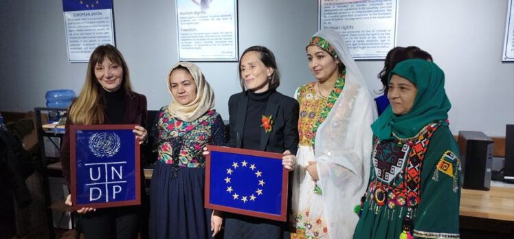 AB, Özbekistan'daki Afganlar için Tirmiz'de bilim merkezi açtı