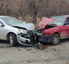 Afyonkarahisar'da 2 otomobilin çarpıştığı kazada 5 kişi yaralandı