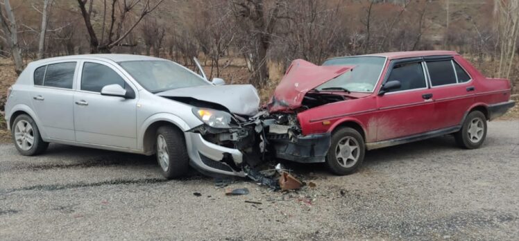 Afyonkarahisar'da 2 otomobilin çarpıştığı kazada 5 kişi yaralandı