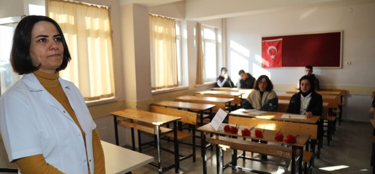 Ankara'da trafik kazasında hayatını kaybeden öğrencinin sırasına karanfil bırakıldı