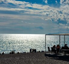 Antalya'da fırtına sonrası güneşli havayı fırsat bilenler denize girdi