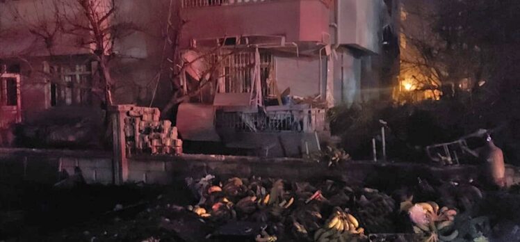 Antalya'da meyve yüklü kamyonetteki patlama hasara neden oldu