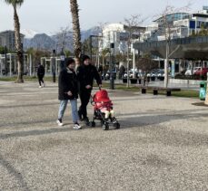 Antalya'da ocakta vatandaşlar ve turistler denize girdi