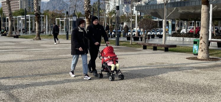 Antalya'da ocakta vatandaşlar ve turistler denize girdi