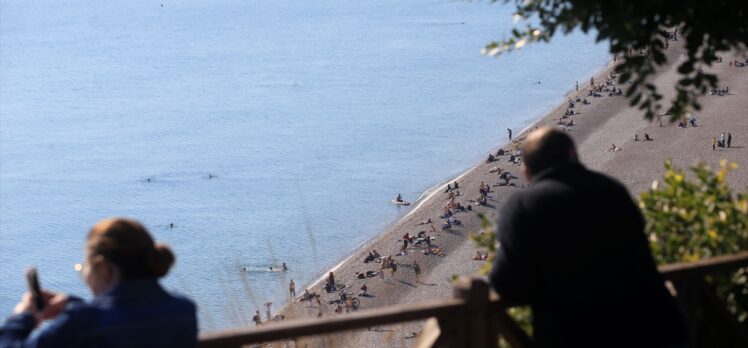 Antalya'da yılın ilk günü denize girip güzel havada yüzmenin tadını çıkardılar