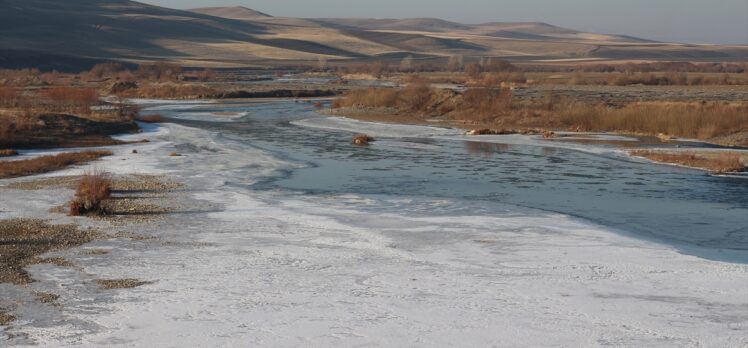 Aras Nehri'nin büyük bölümü buz tuttu