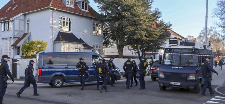 Aşırı sağcı Paludan, Danimarka'da Türk büyükelçiliği karşısında Kur'an-ı Kerim yaktı